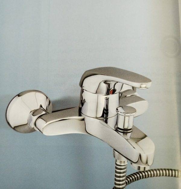 ⁦خلاط بانيو ايديال ستاندرد سيرافيت كروم ذو ذراع واحد للتحكم في المياه G2200AA⁩ - الصورة ⁦1⁩